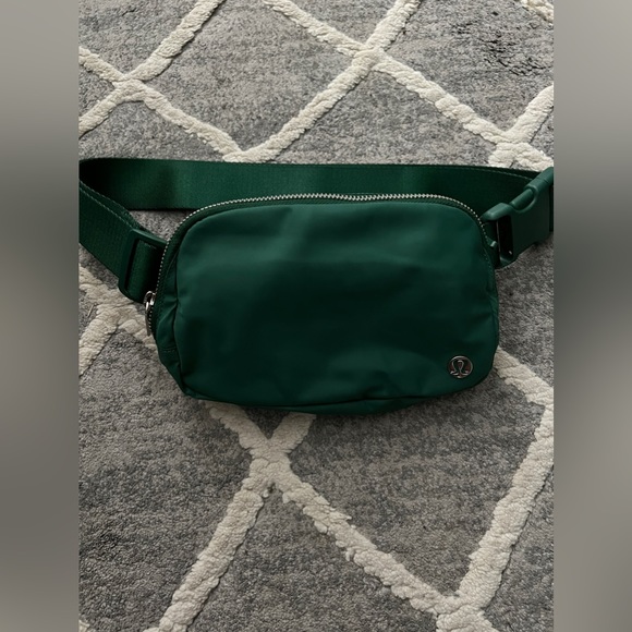 lululemon athletica Handbags - Lululemon everywhere belt bag Everglade green